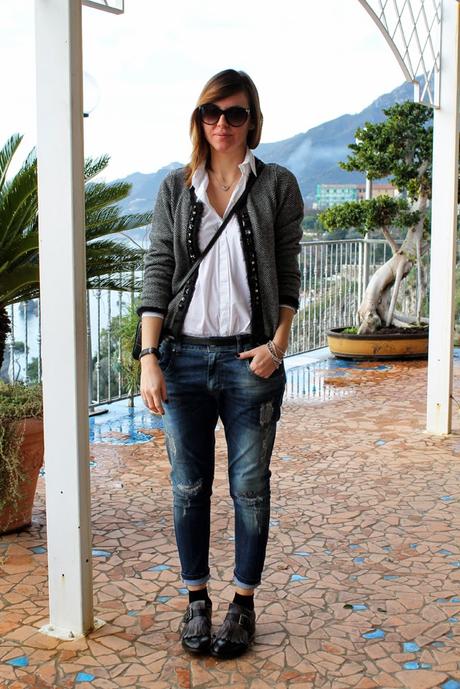 Outfit: ripped jeans alla caviglia, camicia bianca, mocassini e cardigan con strass