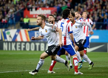 Atletico Madrid-Valencia 1-1: è lotta…libera per il terzo posto. Calci e proteste al Calderon