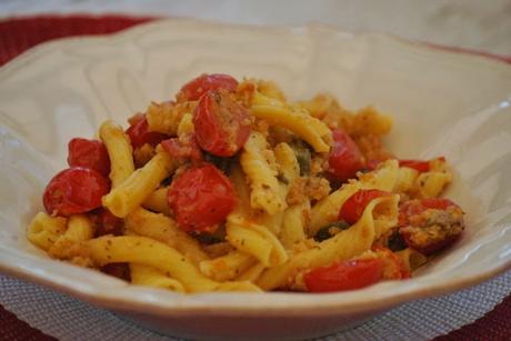 Maccheroncini con pomodorini, mollica e capperi