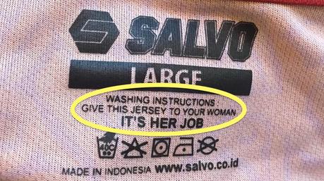 “Falla lavare alla tua donna”: etichetta sessista sulla maglia