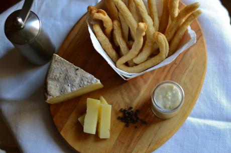 Pici snack con salsa cacio e pepe