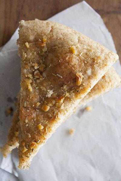 Focaccia integrale con noci e rosmarino 