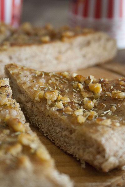 Focaccia integrale con noci e rosmarino 