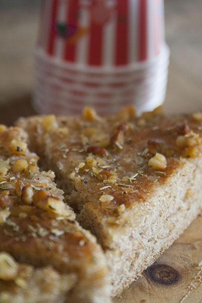 Focaccia integrale con noci e rosmarino 