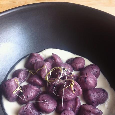 Gnocchi di patate viola, germogli di porri e altre stranezze