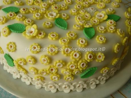 Torta a scacchi decorata con fiori in pasta di zucchero