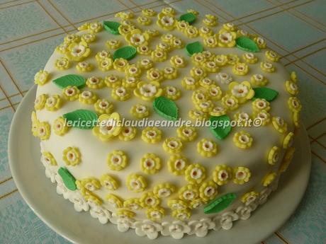 Torta a scacchi decorata con fiori in pasta di zucchero