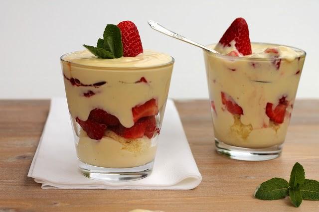 Zabaione al Marsala con fragole al vino rosso