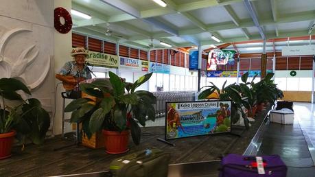 Jake Numanga suona l'ukulele all'aeroporto di Rarotonga - foto di Elisa Chisana Hoshi