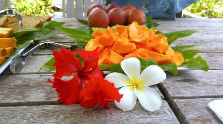 Papaia fresca, ibischi e frangipani a Rarotonga - foto di Elisa Chisana Hoshi