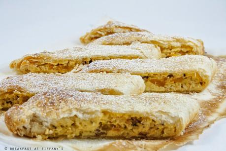 Strudel dolce con albicocche sciroppate e ricotta / Strudel with apricots in syrup and ricotta cheese