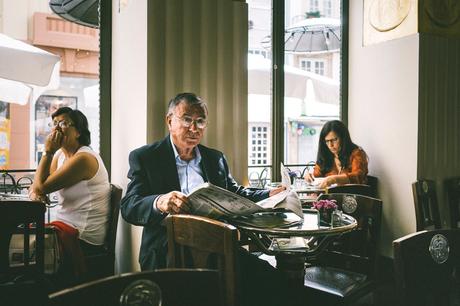 Una fotocamera in questo caffè sarebbe sembrata un po' fuoriluogo. Alla fine tutti gli occhi si sarebbero rivolti verso la macchina fotografica. Però, come ho accennato prima, quando è sembrato che stessi fotografando la mia famiglia le persone se ne sono disinteressate. Dopo aver dato una rapida occhiata nella nostra direzione, ognuno è tornato alla sua vita. Non stava succedendo nulla di straordinario. E' allora che ho potuto fare questa fotografia. Tutti tornano alle loro cose... click.