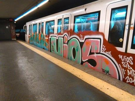 I vandali imbrattatori all'attacco della Metro C. Ecco le foto. E l'Atac per metterci una pezza fa ancor più danno