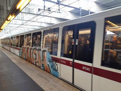 I vandali imbrattatori all'attacco della Metro C. Ecco le foto. E l'Atac per metterci una pezza fa ancor più danno