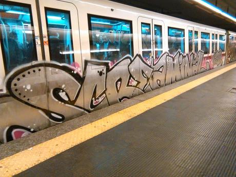 I vandali imbrattatori all'attacco della Metro C. Ecco le foto. E l'Atac per metterci una pezza fa ancor più danno