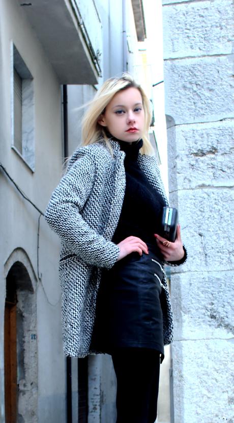 Cappotto bianco e nero e gonna di pelle asimmetrica fashion bloggers italiane Teresa Morone
