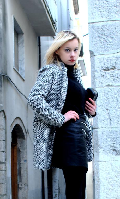 Cappotto bianco e nero e gonna di pelle asimmetrica fashion bloggers italiane Teresa Morone