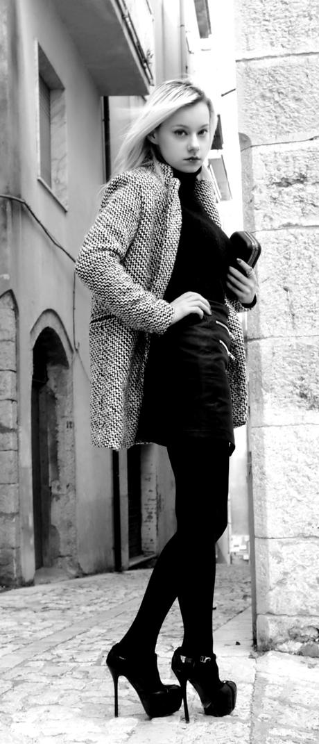 Cappotto bianco e nero e gonna di pelle asimmetrica fashion bloggers italiane Teresa Morone