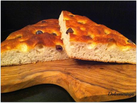 FOCACCIA AL FARRO CON OLIVE TAGGIASCHE