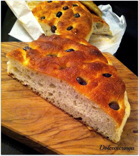 FOCACCIA AL FARRO CON OLIVE TAGGIASCHE