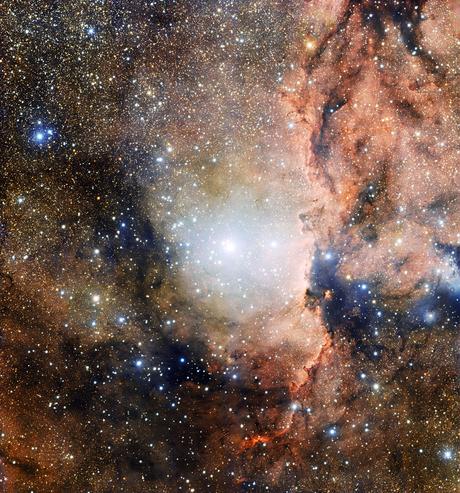 Questa immagine, presa con lo strumento OmegaCAM installato sul VST (VLT survey telescope) all'Osservatorio del Paranal, mostra una sezione dell'associazione stellare OB1 dell'Altare. Nel centro dell'immagine si vede il giovane ammasso aperto NGC 6193, mentre sulla destra la nebulosa a emissione NGC 6188, illluminata dalla radiazione ionizzante emessa dalle vicine stelle brillanti. Crediti: ESO