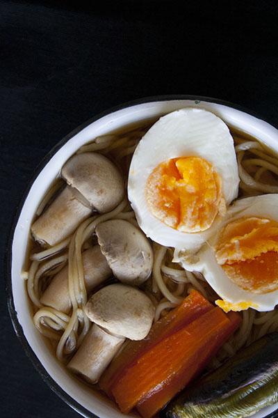 Zuppa di miso con noodles e verdure 