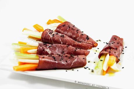 Involtini di bresaola con julienne di verdure crude / Bresaola roll with julienne raw vegetables