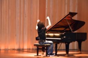 Giovanni Allevi: “La musica è la scoperta dell’eccezionalità del quotidiano” Allevi al piano