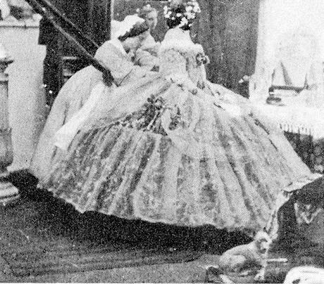 Costume History 1860s: Crinoline Fashion period (1840 - 1870).