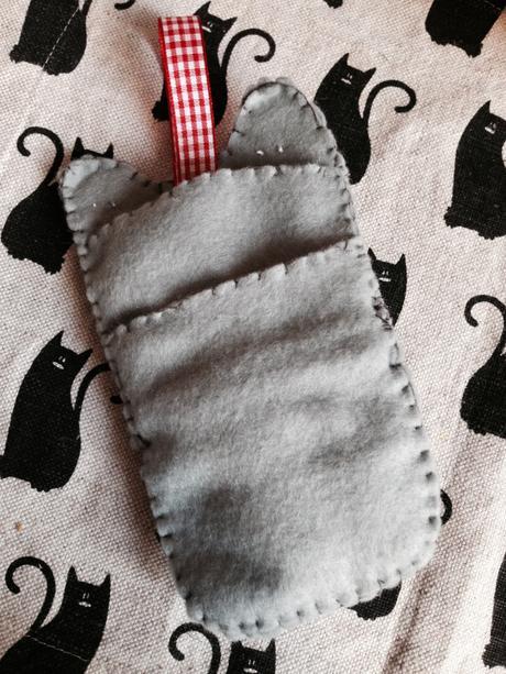 Diy felt cat phone case – Faidate: gatto portacellulare in feltro ...e dietro