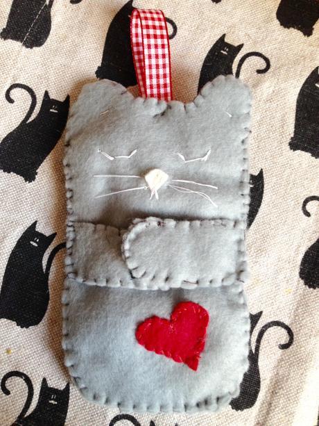 Diy felt cat phone case – Faidate: gatto portacellulare in feltro così è finito, davanti...