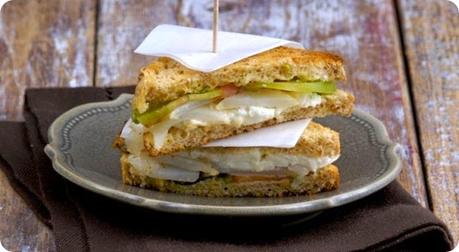 Sandwich di stoccafisso di Norvegia con pomodoro verde e burrata