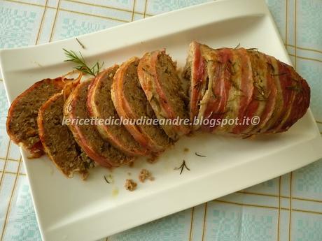 Polpettone con funghi e salsiccia, avvolto in pancetta affumicata