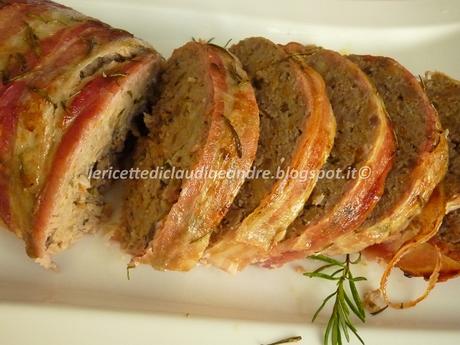 Polpettone con funghi e salsiccia, avvolto in pancetta affumicata