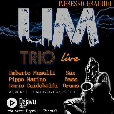 Venerdi' 13 marzo alle ore 22.00, l`Um Trio al Dejavu' di Pozzuoli. Il cuore del jazz pulsa forte.