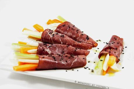 Involtini di bresaola con julienne di verdure crude / Bresaola rolls with julienne raw vegetables