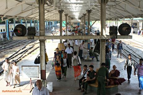 Nel vivo della Birmania salendo sul Circular Train di Yangon