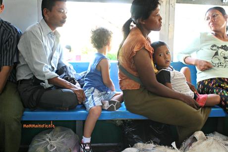 Nel vivo della Birmania salendo sul Circular Train di Yangon