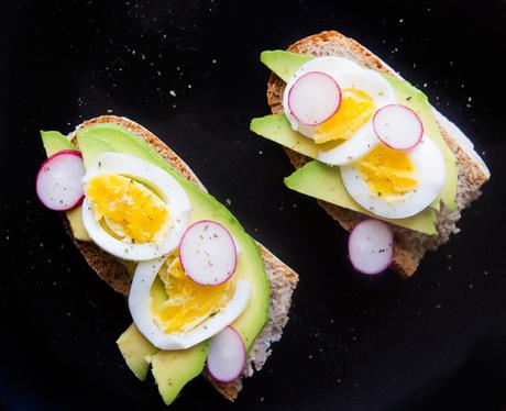 Una merenda originale, crostone con avocado e uova sode 