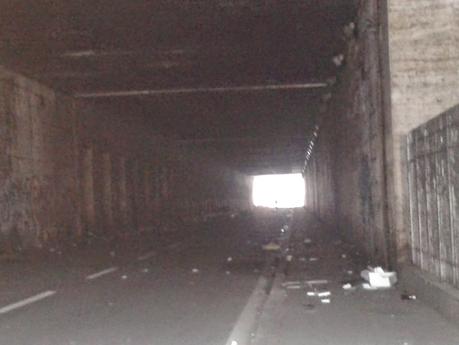 Tunnel Via Marsala / Via Giolitti trasformato in villaggio abusivo, buio, puzzolente. Foto raccapriccianti dall'ennesimo abbandono targato Comune di Roma