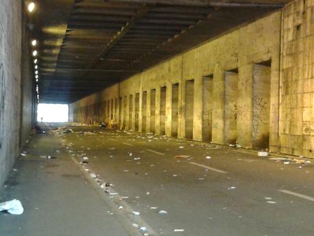 Tunnel Via Marsala / Via Giolitti trasformato in villaggio abusivo, buio, puzzolente. Foto raccapriccianti dall'ennesimo abbandono targato Comune di Roma