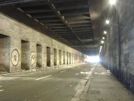 Tunnel Via Marsala / Via Giolitti trasformato in villaggio abusivo, buio, puzzolente. Foto raccapriccianti dall'ennesimo abbandono targato Comune di Roma