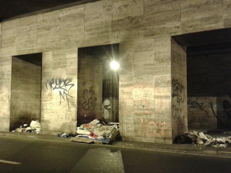 Tunnel Via Marsala / Via Giolitti trasformato in villaggio abusivo, buio, puzzolente. Foto raccapriccianti dall'ennesimo abbandono targato Comune di Roma