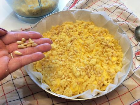 SRICIOLATA DELLA NONNA CON CREMA PASTICCIERA AL LIMONE E PINOLI