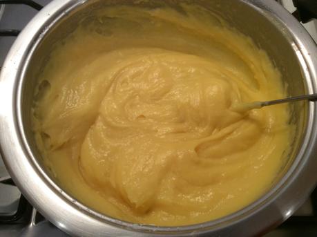 SRICIOLATA DELLA NONNA CON CREMA PASTICCIERA AL LIMONE E PINOLI