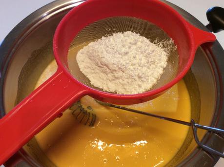 SRICIOLATA DELLA NONNA CON CREMA PASTICCIERA AL LIMONE E PINOLI