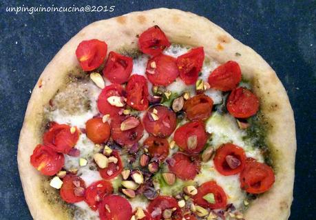 Pizza con pesto di pistacchi, scamorza e pomodorini caramellati 