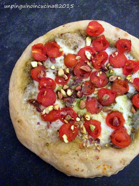 Pizza con pesto di pistacchi, scamorza e pomodorini caramellati 