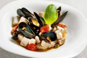 |⇨ Pesce spada con pomodorini, cozze, olive e capperi