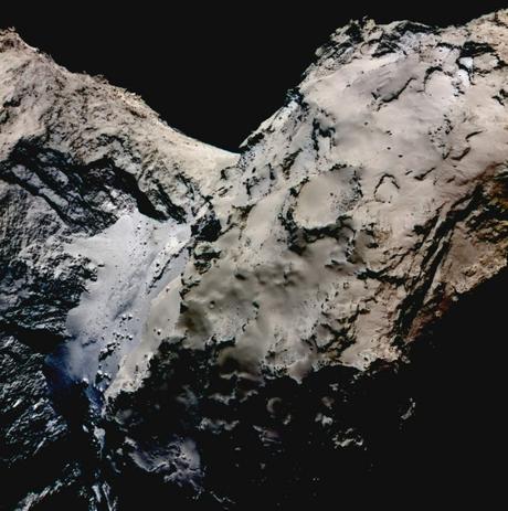 Immagine a falsi colori della zona Hapi di 67P/Churyumov-Gerasimenko realizzata dai dati della camera OSIRIS di Rosetta, catturati il 21 Agosto 2014 da una distanza di 70 km dalla cometa. L'immagine è stata realizzata componendo tre fotografie scattate nei filtri rosso,  verde e blu, per evidenziare il colore bluastro della luce riflessa dalla regione Hapi a confronto con il resto della cometa. Credits: ESA/Rosetta/MPS for OSIRIS Team MPS/UPD/LAM/IAA/SSO/INTA/UPM/DASP/IDA